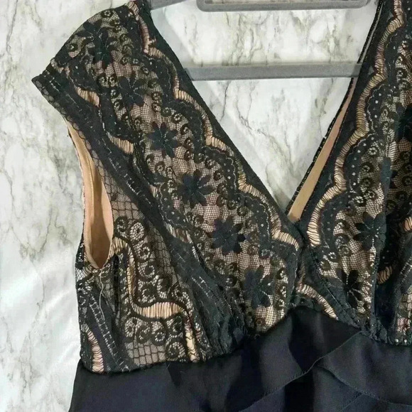 Adrianna Papell Black & Tan Lace Overlay Tiered Ruffle V-Neck Sheath Dress Sz 14 - Picture 6 of 7